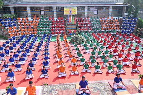 SOSChildrenCan's tweet photo. More than 65,000 children & SOS Mothers from #SOSchildrensvillages #India celebrated the International Day of Yoga across all 31 SOS Children's Villages & communities in 22 States and Union Territories. https://t.co/8izd5L50q7
#mentalhealth #yoga #wellbeing #ancientpractice https://t.co/rGsrp4UXgN