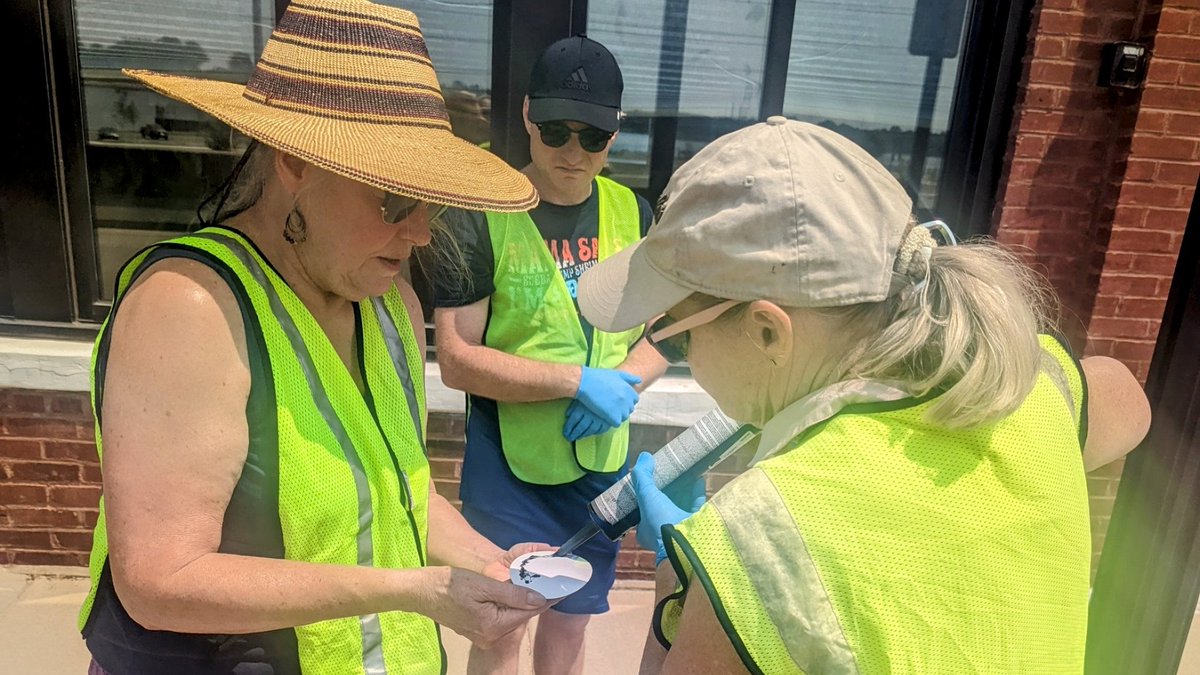 SierraPiasa's tweet photo. HUGE thanks to the volunteers who joined us in celebration of @1_Mississippi's #RiverDaysofAction to apply stencils &amp; plaques to storm drains throughout #Alton! These plaques will remind the community to keep pesticides, motor oil, &amp; waste out of our precious rivers. 🌊 https://t.co/XvHQRU2wco