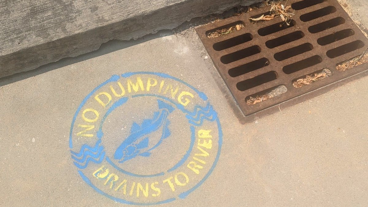 SierraPiasa's tweet photo. HUGE thanks to the volunteers who joined us in celebration of @1_Mississippi's #RiverDaysofAction to apply stencils &amp; plaques to storm drains throughout #Alton! These plaques will remind the community to keep pesticides, motor oil, &amp; waste out of our precious rivers. 🌊 https://t.co/XvHQRU2wco