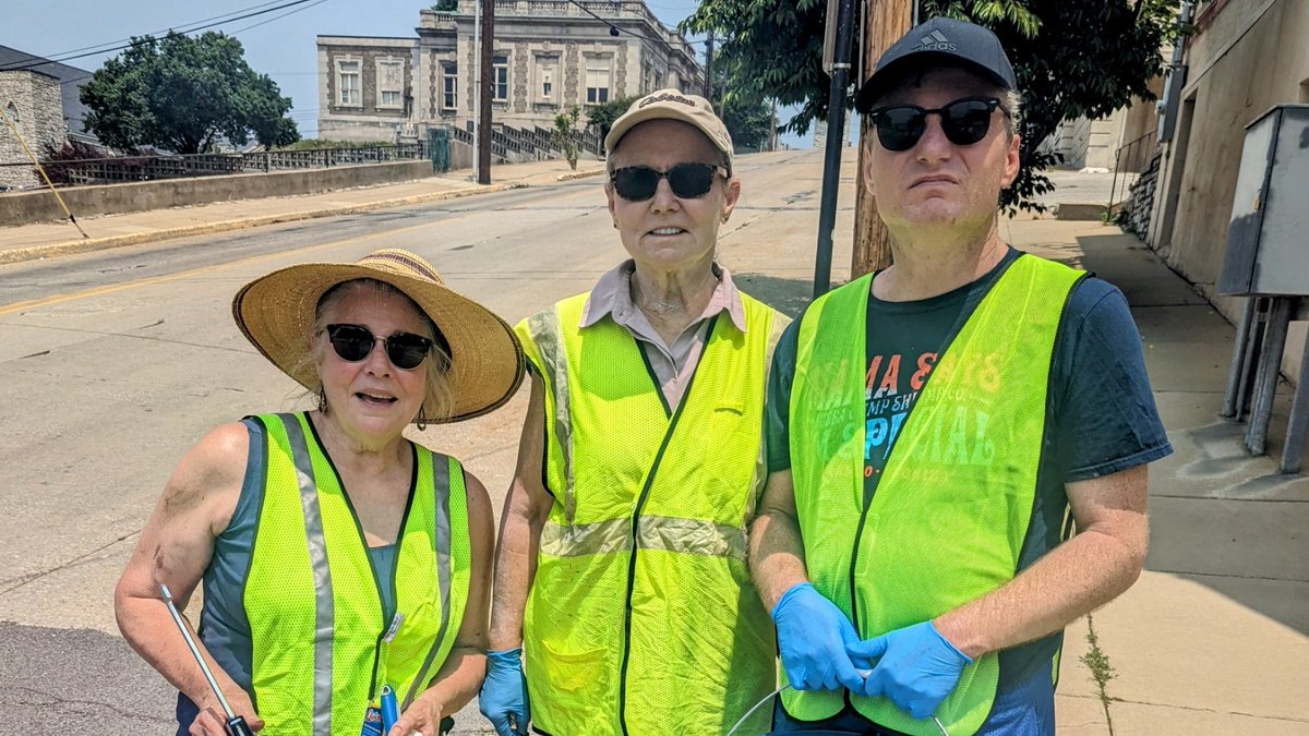 HUGE thanks to the volunteers who joined us in celebration of @1_Mississippi's #RiverDaysofAction to apply stencils & plaques to storm drains throughout #Alton! These plaques will remind the community to keep pesticides, motor oil, & waste out of our precious rivers. 🌊