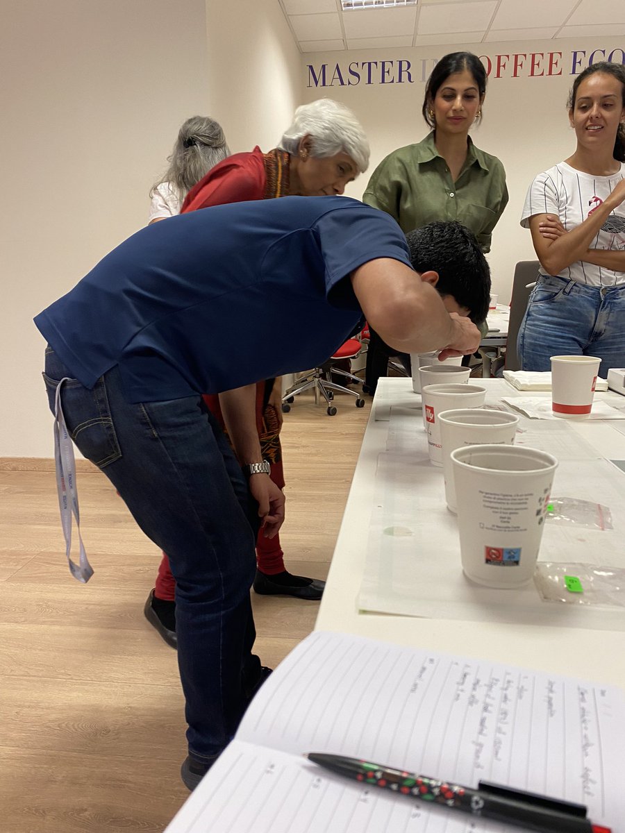 Imagine tasting coffee with the first woman coffee taster in India. An indescribable experience, Ms Sunalini Menon is one of the best professor. 
☕️ 
@Master_E_Illy @illycaffe