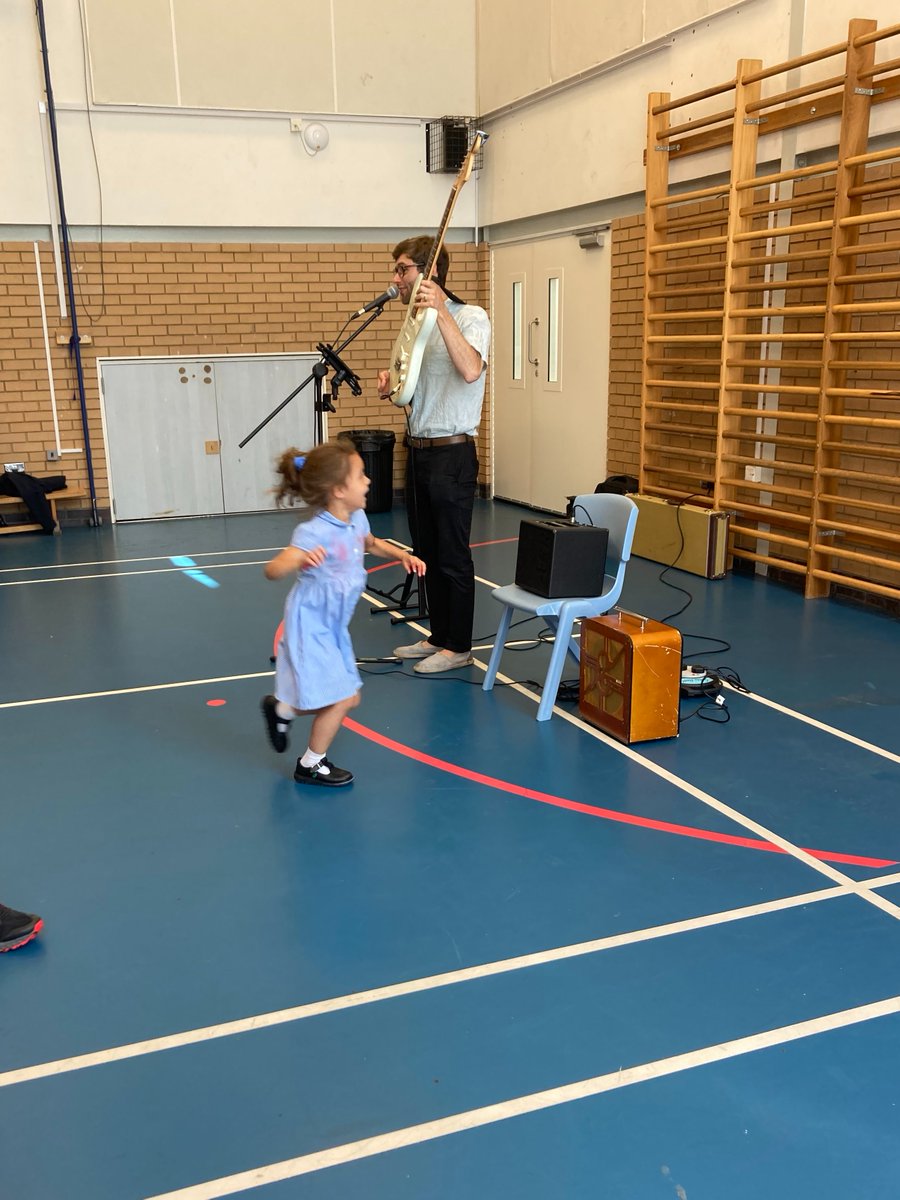 To celebrate #WorldMusicDay2023 students enjoyed a concert from <a href="/LiveMusicNowUK/">Live Music Now</a>  Primary and secondary students loved hearing their favourite songs performed live. 🎸🎶