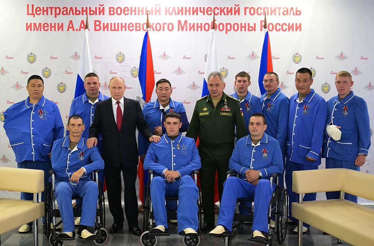 Президент Владимир Путин, Глава МО Сергей Шойгу и наши военные в госпитале им. Вишневского. Дай Бог ребятам выздоровления и возвращения к родным! 🙏