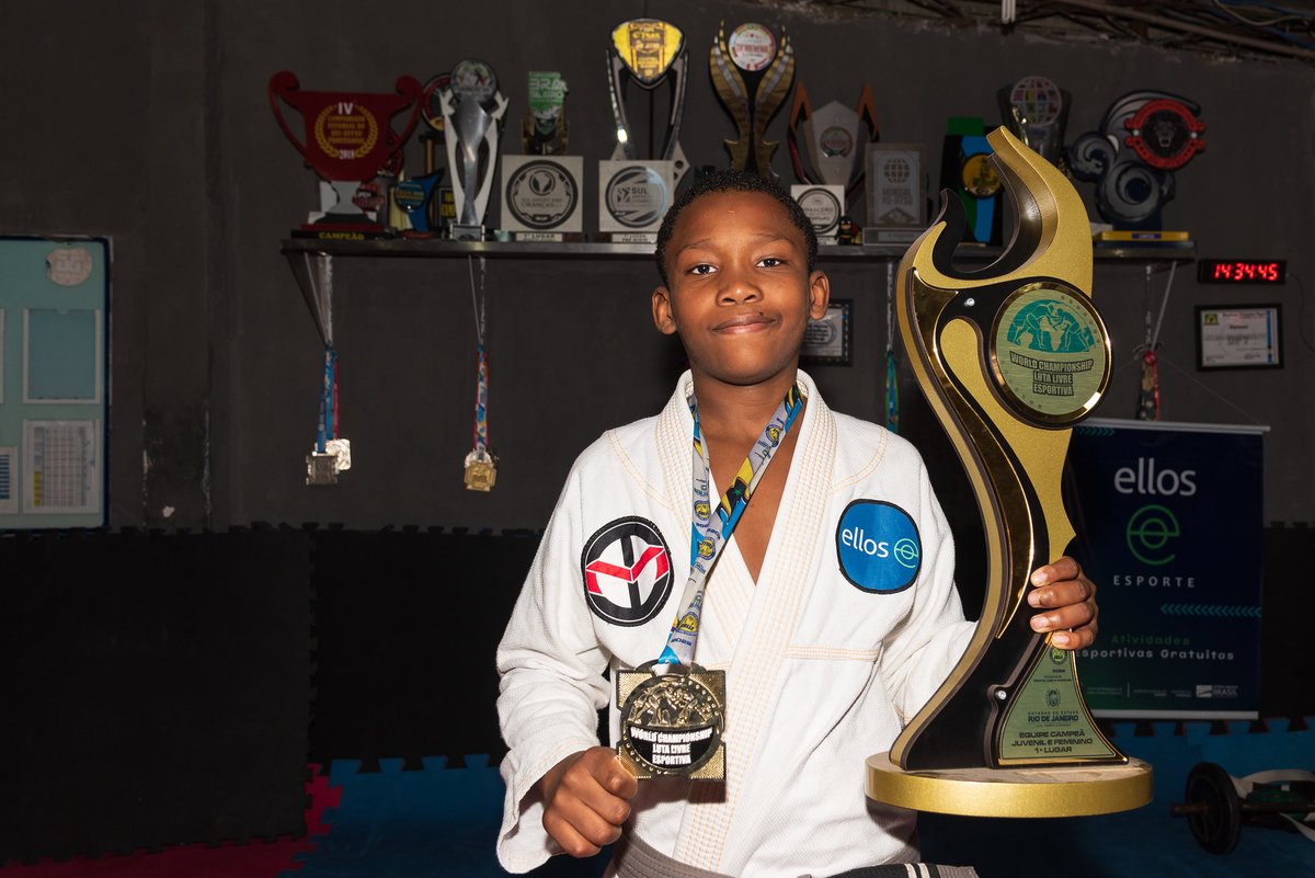 vozdacomunidade's tweet photo. Atleta de 11 anos da Maré cria vakinha para competir em campeonato de jiu-jitsu nos Estados Unidos.

Falta pouco para bater a meta, saiba como ajudar! ➡️https://t.co/5xjU2nC9yk

✍🏽 @thaythecria 
📸 @SelmaSouzaPhoto https://t.co/gayfHhft7z
