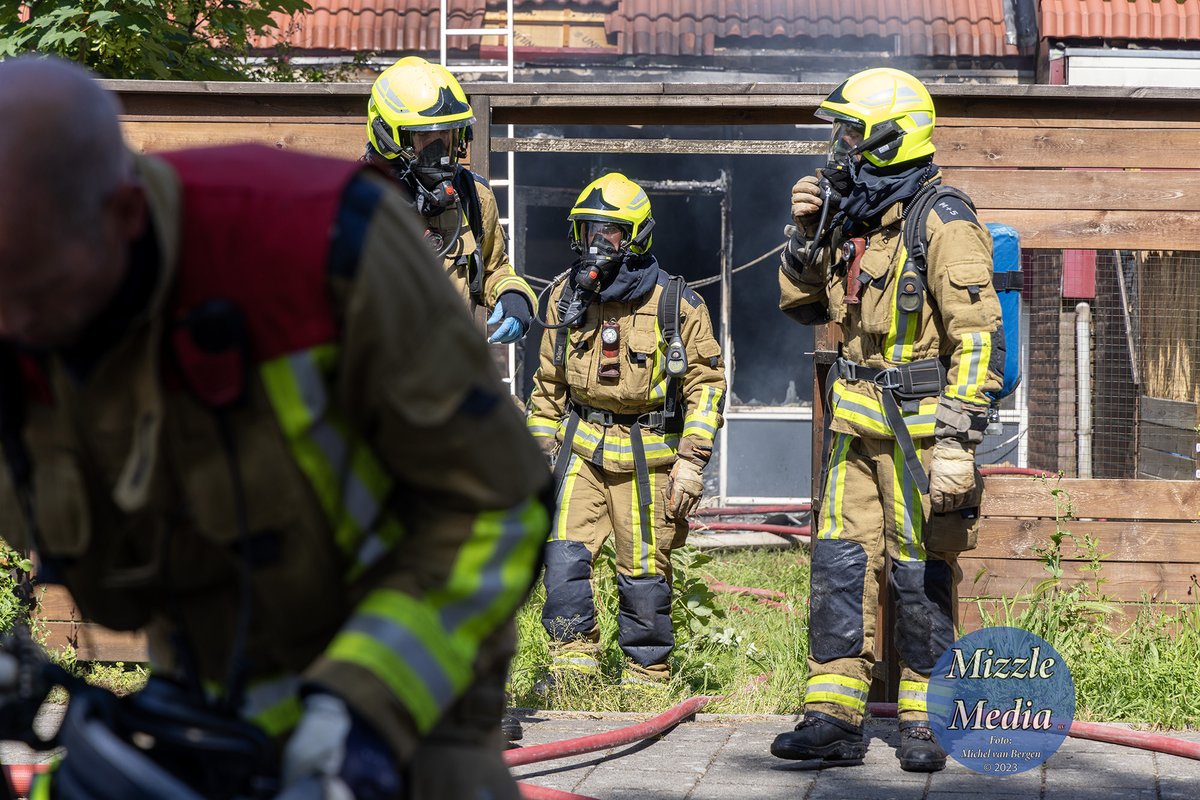mvbergen's tweet photo. Woning verwoest door #brand aan de #Westhoff in #Spaarndam, de #politie gaat onderzoek doen naar de toedracht. Zie @hdhaarlem via https://t.co/r48bfvqZd0 https://t.co/5tCMJHTfSC