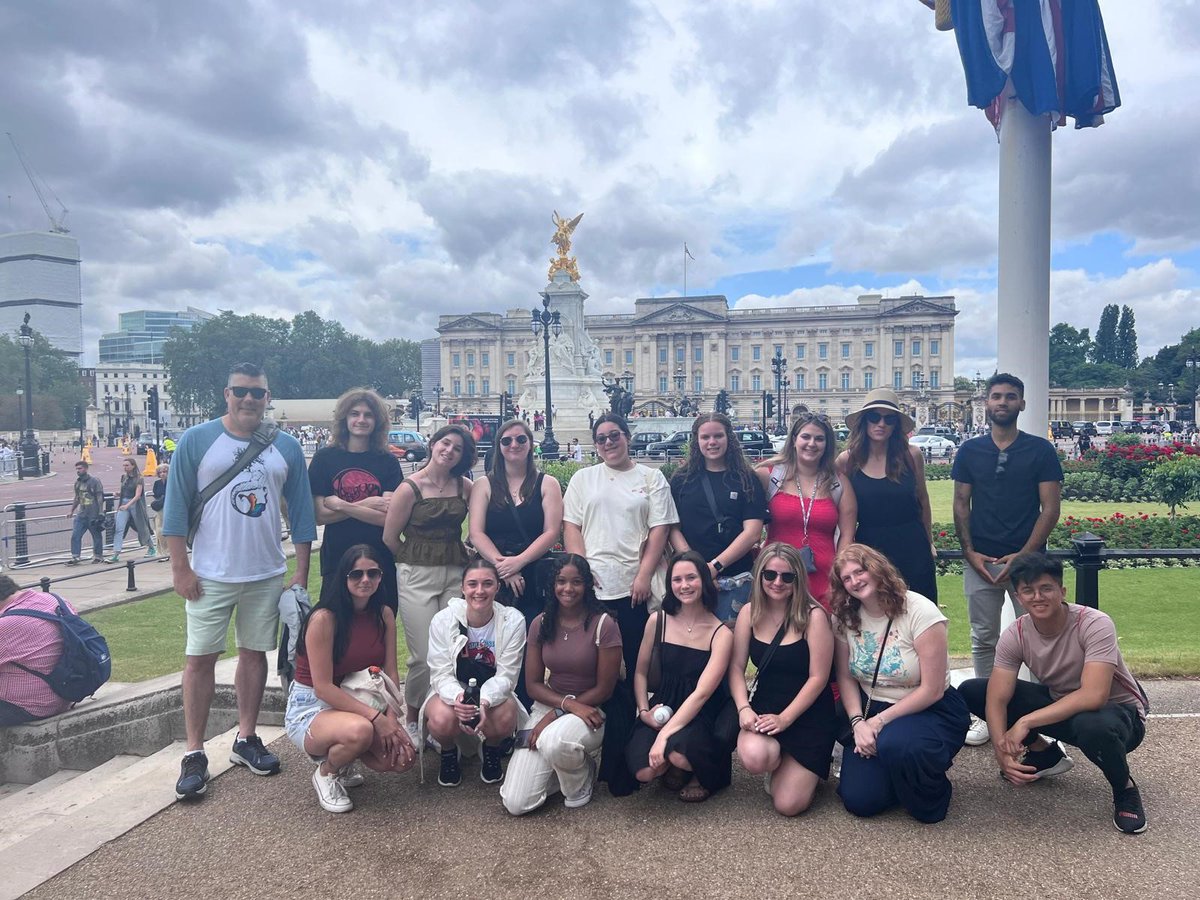 BrookdaleCCIEC's tweet photo. Our faculty-led program to London.  Students have traveled with professors Sara Burril and Brian Oland to London as part of their introductory courses in Psychology. https://t.co/QCQzwjVWnQ