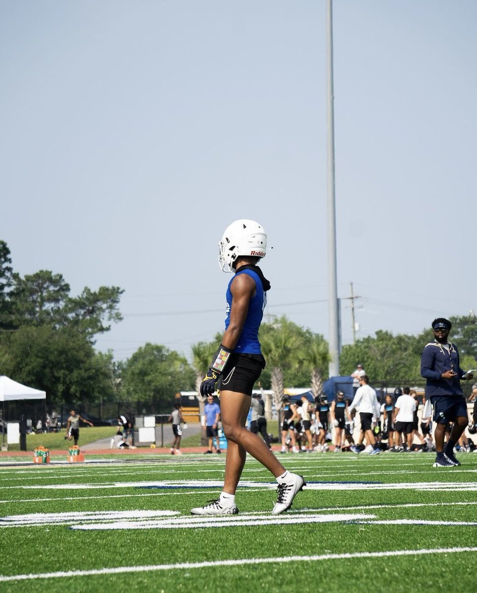 M0NTYJ's tweet photo. Had a great time competing @CSUFB 7v7 Camp this past weekend ! @Coach_Smith_68 @FDpatriots 
@Coach_Vince_ @GabeGiardina 
@CoachNickReveiz @shulerbentley 
@DAWGHZERECRUITS @OutlawBlitz 
@LcOutlaws7v7 https://t.co/GNgO5iStlu