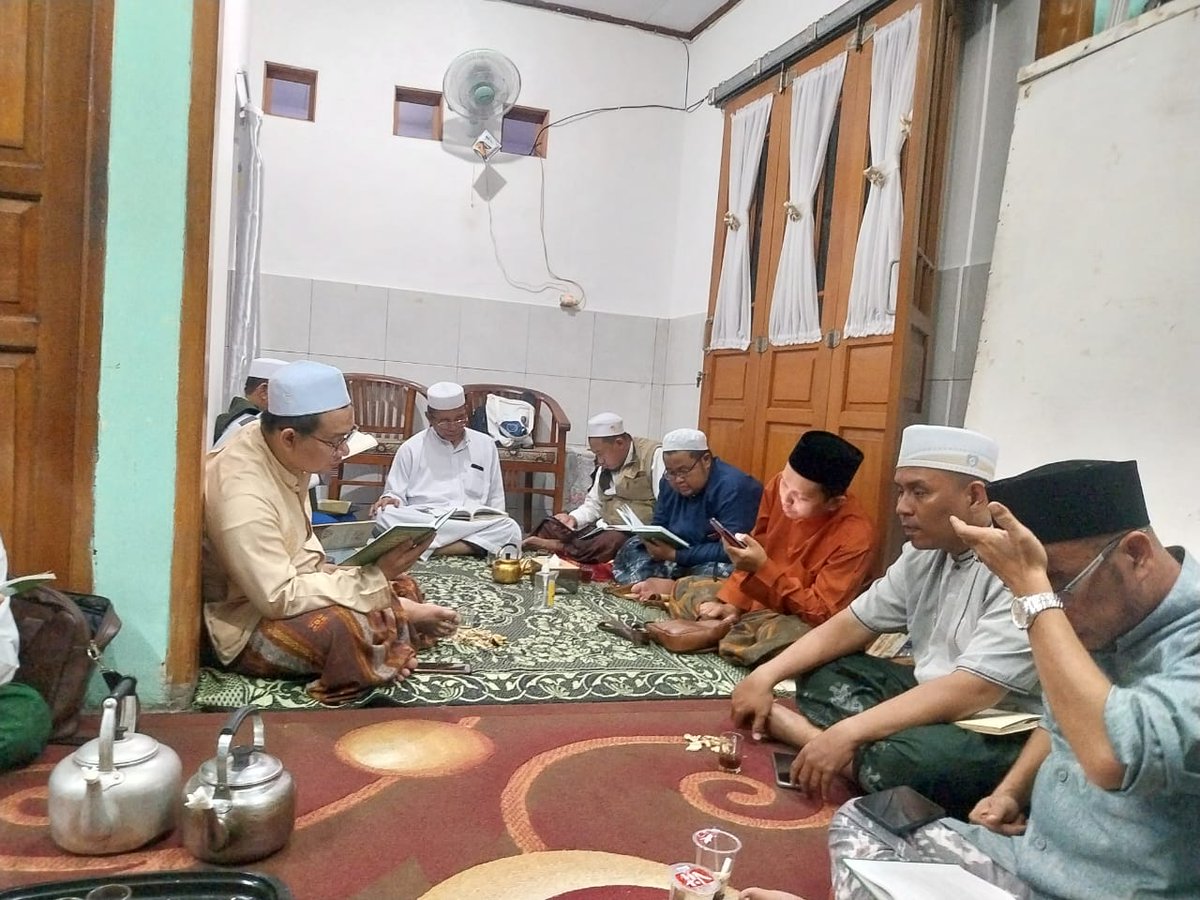 ucup_aidid's tweet photo. Biar kate udeh jadj ustad tetep mesti muzakaroh. Belajar bersama ustad-ustad di Tebet. @JadwalMajelis @Kec_Tebet @laduniid @LIRIKSOLAWAT @majelis_info #urbansufisme #sufikota https://t.co/vHnpbUF3jX