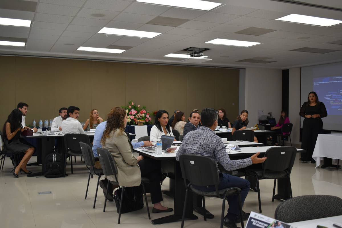 UTSanLuisPotosi's tweet photo. #NoticiasUTSLP | Este martes 20 de junio se realizó la Mesa de Trabajo para Detección de Necesidades de Capacitación enfocado en la Industria Automotriz en el Centro de Vinculación de la Universidad Tecnológica de San Luis Potosí.
https://t.co/TvpBUJuWqp https://t.co/QYj9vREeU3