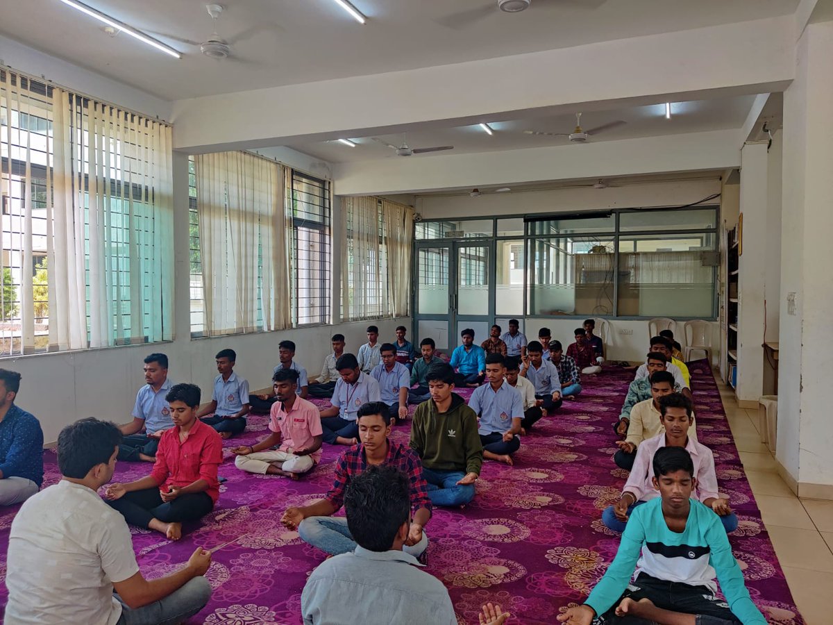 aol_bgm's tweet image. &quot;Revitalizing Minds, Rejuvenating Souls: ✨Team Art of Living Belgaum celebrates Yoga Day🧘🏻‍♂️ at KLE Polytechnic College, Bailhongal .&quot; #yoga #yogapractice #yogasehihoga  #YogaforOneWorldOneFamily #InternationalDayofYoga2023 @ArtofLiving @allaboutbelgaum @belagavi_news