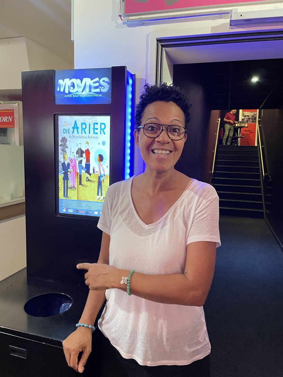 MoAsumang's tweet photo. Habe 600 #Schüler:Innen heute meinen Film #DieArier gezeigt 😀&mit Ihnen über #Rassismus gesprochen. Bin glücklich 🙌🏽 dank EUCH #BadMergentheim #DeutschordenGymnasium SUPER Leute an der #Schule dort #Mut #Dialog #Empathie #MoLabVerein #Dialogbotschafter:in https://t.co/mKHKhgM0QO https://t.co/GnrYIfSfXj