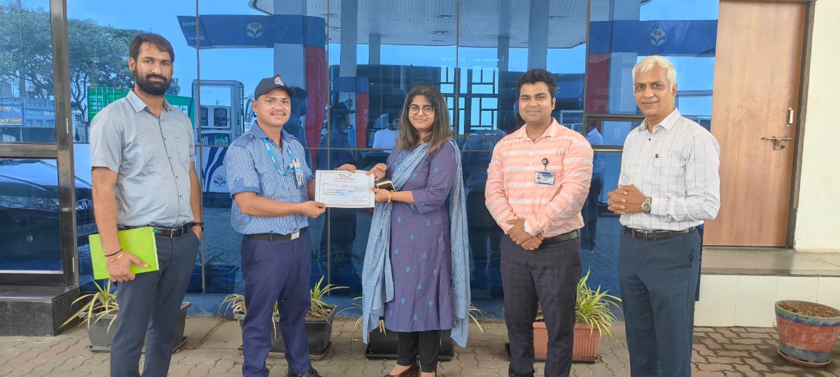 HPCL_Baroda's tweet photo. Spot and reward for our CSAs of Surat City outlets was given by CRM - Baroda RO, Mrs. Supriya Dixit for displaying exceptional performance and being our energy warriors. #HPFIRST
@NWZ_Ahmedabad @HPCL @Rg03Goel https://t.co/ZbGyvBDM0v
