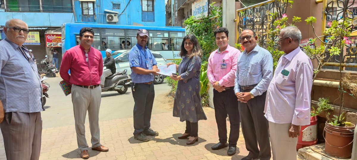 HPCL_Baroda's tweet photo. Spot and reward for our CSAs of Surat City outlets was given by CRM - Baroda RO, Mrs. Supriya Dixit for displaying exceptional performance and being our energy warriors. #HPFIRST
@NWZ_Ahmedabad @HPCL @Rg03Goel https://t.co/ZbGyvBDM0v