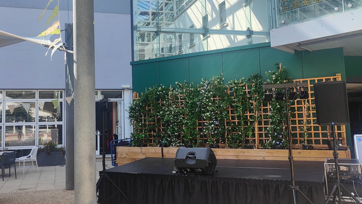 UoPPlastics's tweet image. We&apos;re setting up for this evening&apos;s #PlasticsFuture2023 dinner

The festival themed BBQ includes verbatim theatre performance and live music, are you excited to join us?
