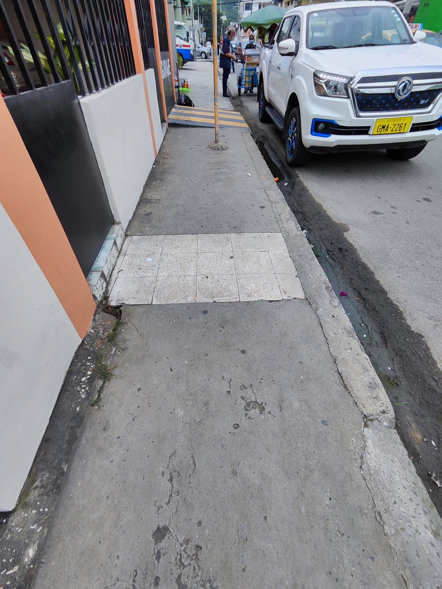 Daniel_24s's tweet photo. @ATMGuayaquil Pueden darse una vuelta por Urdesa, Higueras y circunvalación todos los días es lo mismo. Frente a un prohibido parquearse y en pleno garaje https://t.co/KoWHtunC5h