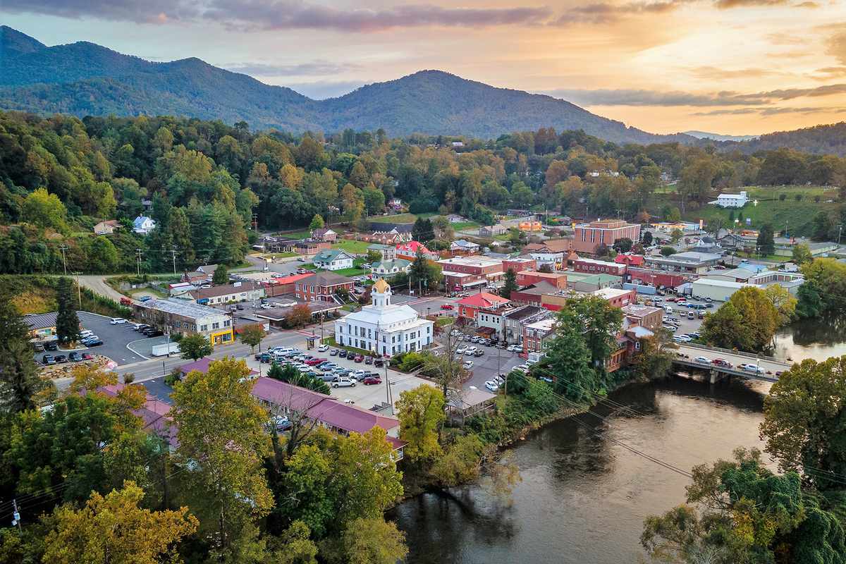 See what makes these towns along the Appalachian Train so charming. #vacay #travelwithkids  cpix.me/a/172047896