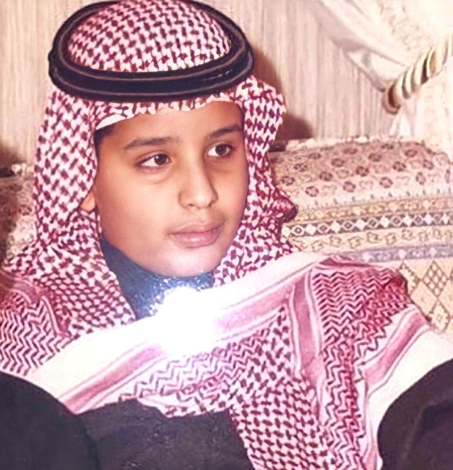 1PUh2's tweet photo. ادفع نصف ثروتي للي يعرف صاحب هذي الصوره !؟😇 https://t.co/lT06XDBC4y