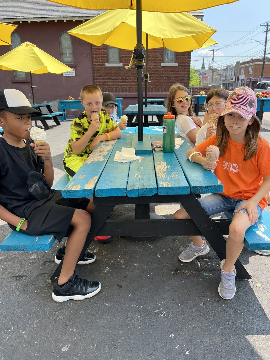 Grecco216's tweet photo. Thank you to the @PaineBranchLib and to FiFi’s ice cream for supplying the fun today @HuntingtonSCSD #EOYFun #PantherPride🐾 https://t.co/QpXE07yBw6