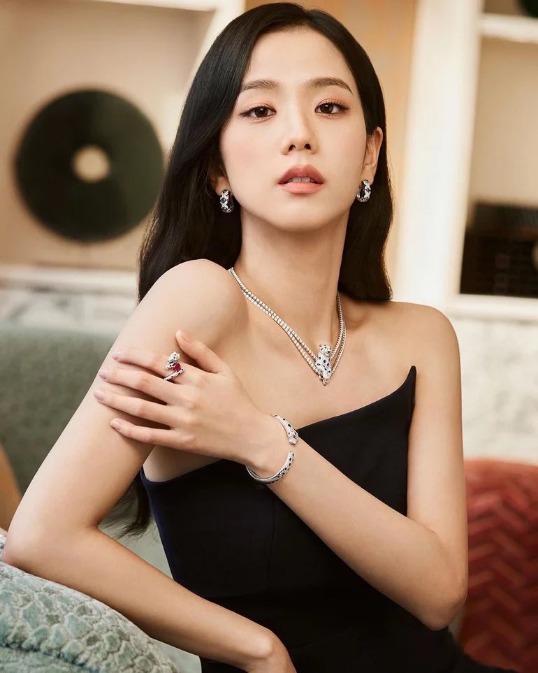 #BLACKPINK’s #Jisoo shares how she keeps boundaries with her male friend: 

“I tend to draw a line subconsciously. I’ve never had a male friend confess to me. For me, if I consider them a friend, then there is a noticeable line between us. I don’t give the other person any reason…