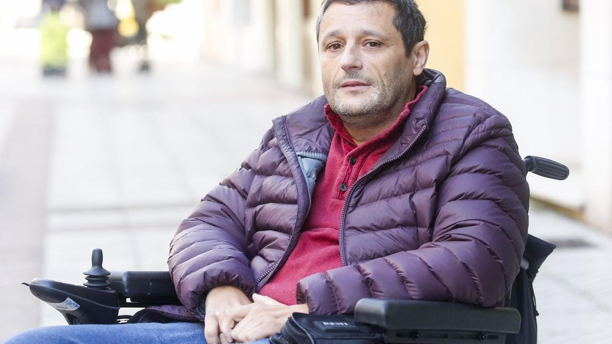 Noticia de las que duelen en el alma. Hoy ha fallecido el técnico avilesino EMILIO GARCÍA tras luchar muchos años contra una larga enfermedad. Nuestras condolencias y apoyo a todos sus seres queridos y eterno agradecimiento por tu labor en nuestro baloncesto, Emilio 🙏 (📸 / LNE)