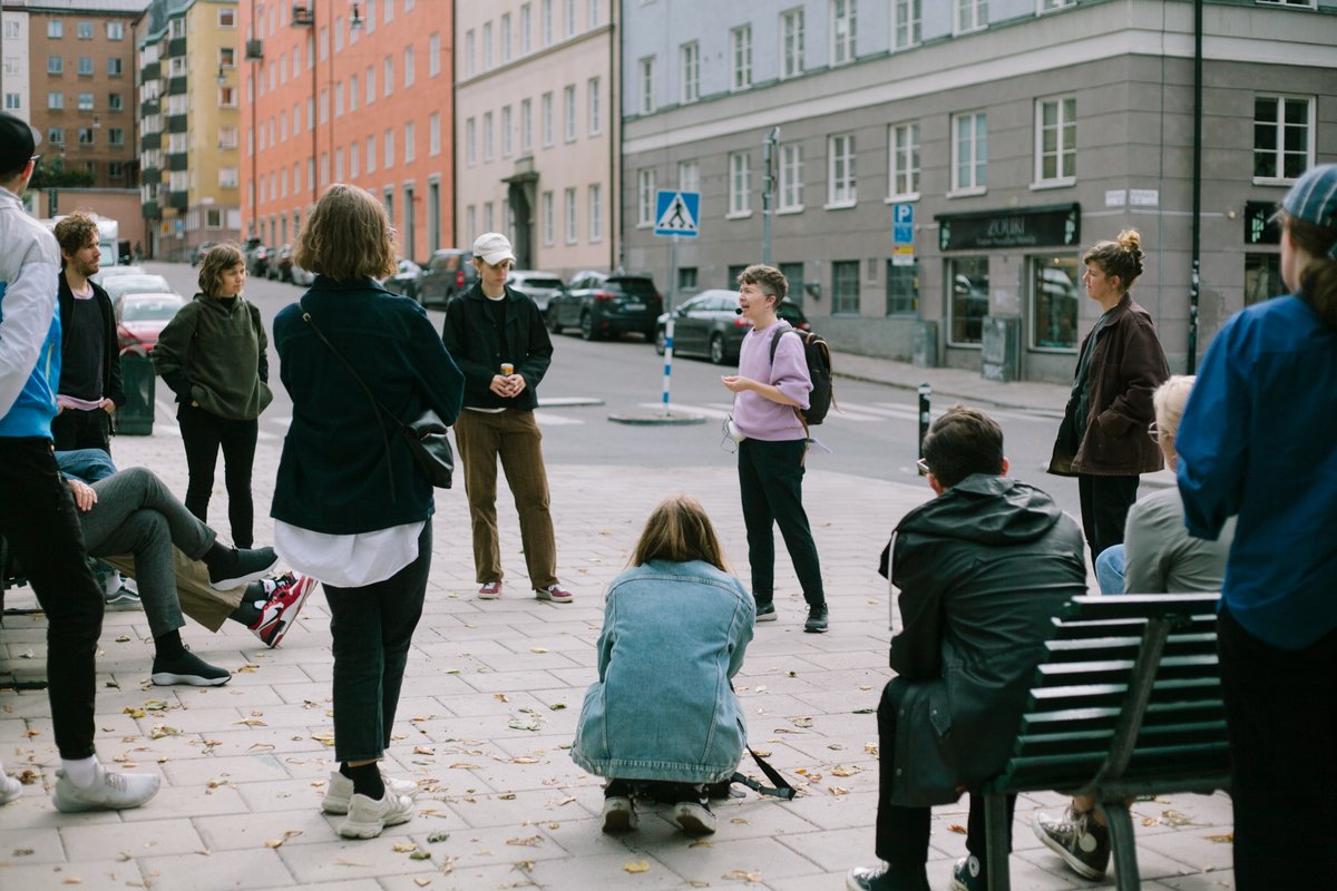 Upptäck kvarteren i #Stockholm till fots i sommar! Vi erbjuder fem olika #stadsvandringar som alla lyfter livsviktiga berättelser om kvinnor som utspelat sig i staden under olika tidsepoker. Läs genast mer här (om du vill): kvinnohistoriska.se/stadsvandringar