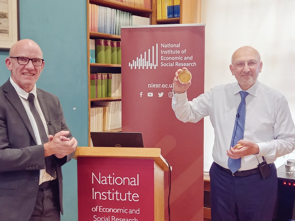 After an insightful lecture and a rich Q&A session, the Lecture ends with @EconSteveM giving @HPesaran the Deane-Stone medal 🏅

#EconTwitter 
#EconomicMeasurement 
@RoyalEconSoc