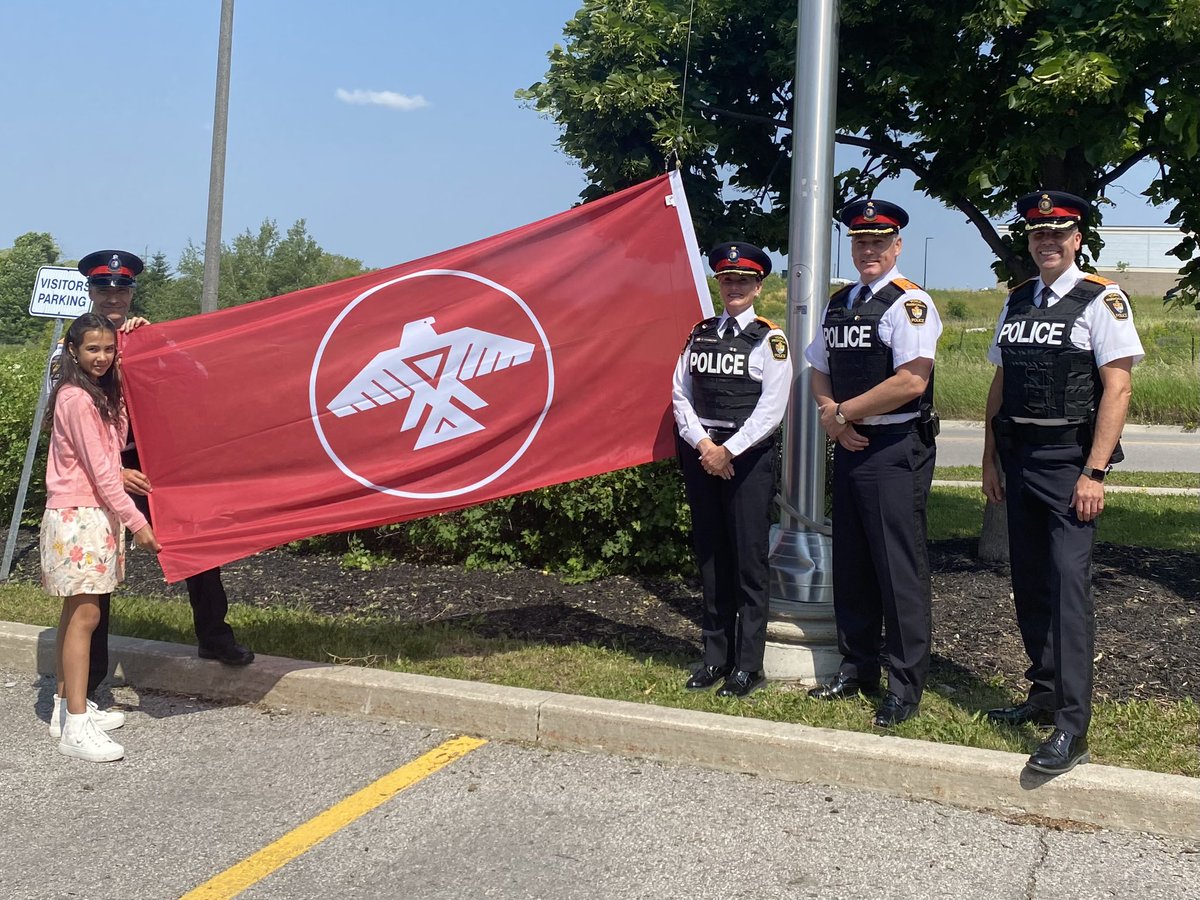 In recognition of National Indigenous People’s Day we proudly raised the Anishinabek Nations flag at all YRP locations today. Acting Chief @CHammond953 joined S/Sgt. Josh McCue and his daughter Emmery in a ceremony to reflect on today and #IndigenousHistoryMonth