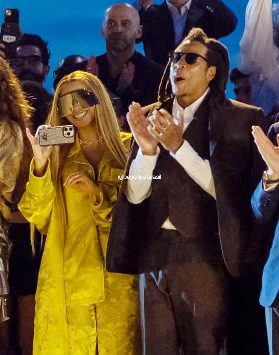 poptime's tweet photo. a beyoncé segurando o celular como se fosse uma tekpix 2000 🗣️ https://t.co/87etUbjbUF