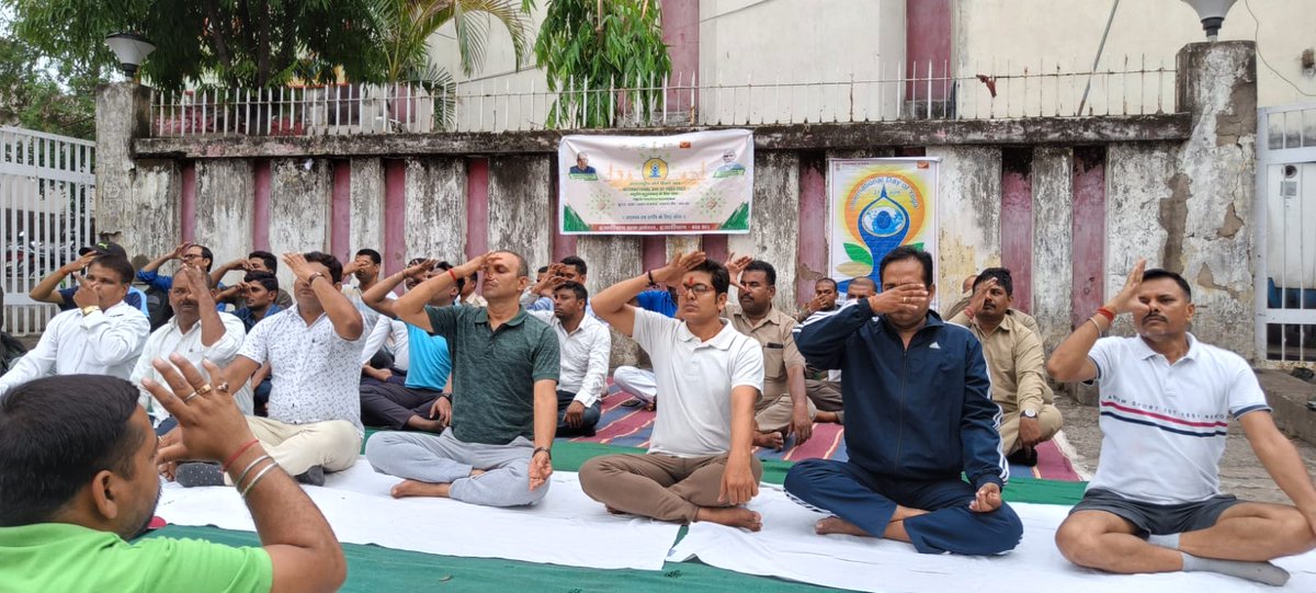 Indiaposthzb's tweet photo. Joining hands in harmony and embracing the power of yoga in the #InternationalDayofYoga2023 
at Ramgarh Head Post Office, Hazaribagh Division, Jharkhand Circle. 
#IDY2023
#HarAnganYoga
@AshwiniVaishnaw
@devusinh
@PIB_India
@mygovindia
@Jharkhand_Cir
@IndiaPostOffice https://t.co/3xQtNr2BYB