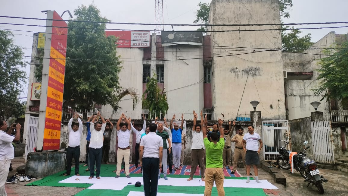 Indiaposthzb's tweet photo. Joining hands in harmony and embracing the power of yoga in the #InternationalDayofYoga2023 
at Ramgarh Head Post Office, Hazaribagh Division, Jharkhand Circle. 
#IDY2023
#HarAnganYoga
@AshwiniVaishnaw
@devusinh
@PIB_India
@mygovindia
@Jharkhand_Cir
@IndiaPostOffice https://t.co/3xQtNr2BYB