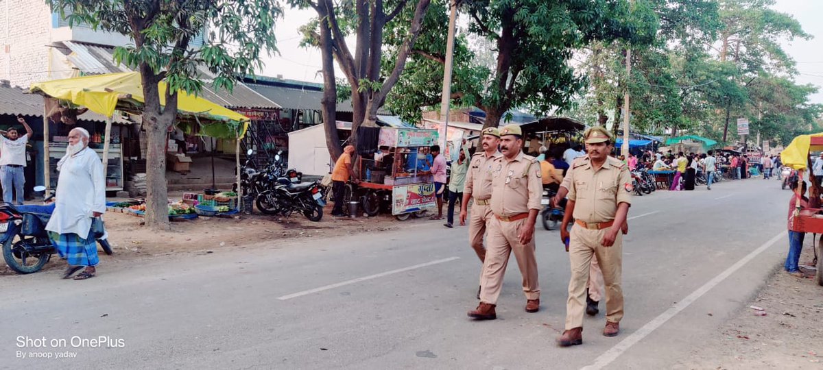 santkabirnagpol's tweet photo. पुलिस अधीक्षक @santkabirnagpol के निर्देशन में आमजन में सुरक्षा तथा विश्वास की भावना उत्पन्न करनेके दृष्टिगत @psdudhara द्वारा थानाक्षेत्र  में सार्वजनिक स्थानों पर #Footpatrolling कर सुरक्षा के प्रति आश्वस्त किया गया तथा संदिग्ध वस्तुओं एवं व्यक्तियों की चेकिंग की गयी। https://t.co/i0lJHH46eE