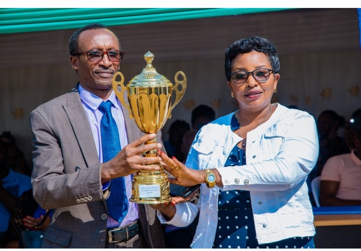 Hasozwa Imurikabikorwa, hahembwe Umurenge wa <a href="/SectorKinyinya/">Kinyinya Sector</a> nk'Umurenge wahize iyindi  mu mwaka w'Imihigo 2022/2023 hanahembwa Akagari ka Bibare @Kimironkosector kahizi utundi  n'Umudugudu wa Gicikiza @sectorKinyunya wabaye indashyikirwa. (2)