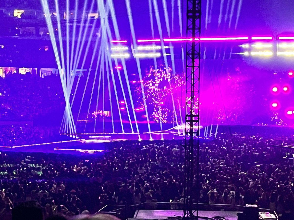 rikkiluv's tweet photo. @swifferstruggle I’m 5’2” and had no issues seeing from lower bowl. Even sitting I could still see most of it when people were standing https://t.co/WsQRbDxqC4