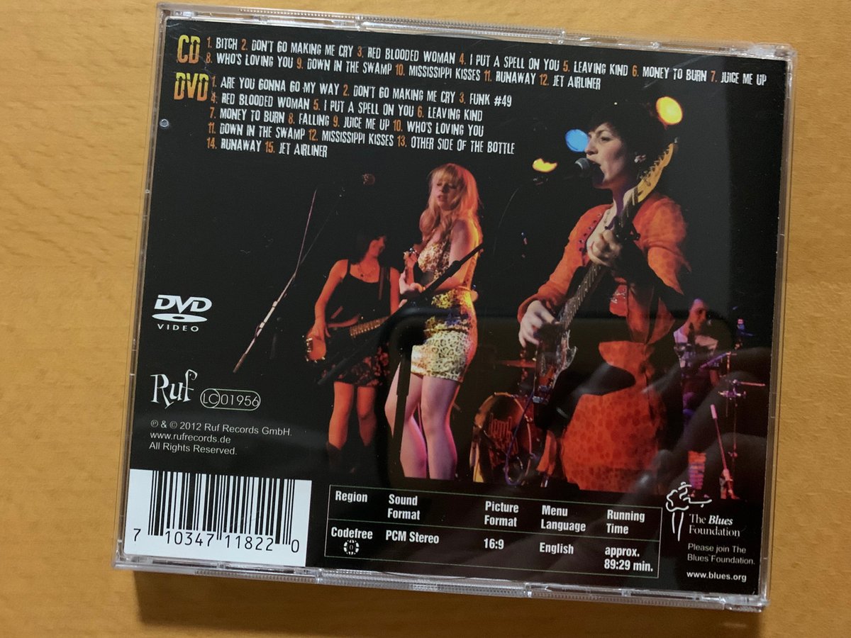 HosonoShotgun's tweet photo. #DaniWilde #VictoriaSmith #SamanthaFish
#GirlsWithGuitarsLive
#BluesCaravan2012

女性3人でブルースを演奏している
という程度で何も知らないまま買った

後になって魚ちゃんを知るが
他2人のGt,Bsは英国人でよく知らない
GtはLindseyBuckinghamの様な弾き方をする
ライヴも独のローカルな所 https://t.co/m6jKTJn86p