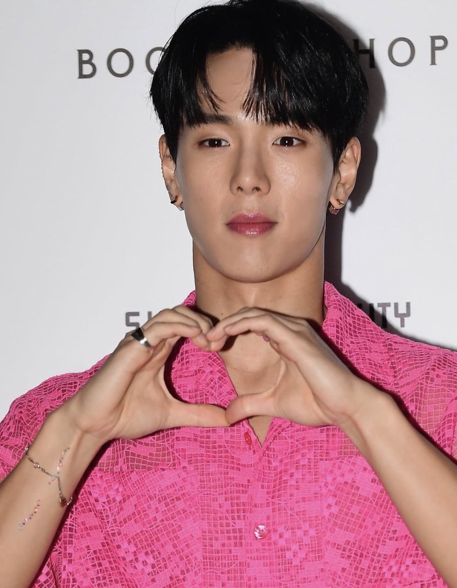 globalmyeon's tweet photo. #Kep1er’s Xiaoting &amp; Chaehyun, #THEBOYZ Q &amp; Hyunjae, and #MONSTAX’s Shownu all make an appearance at the SIMIHAZE BEAUTY launch event. https://t.co/1vqVT3OzyB