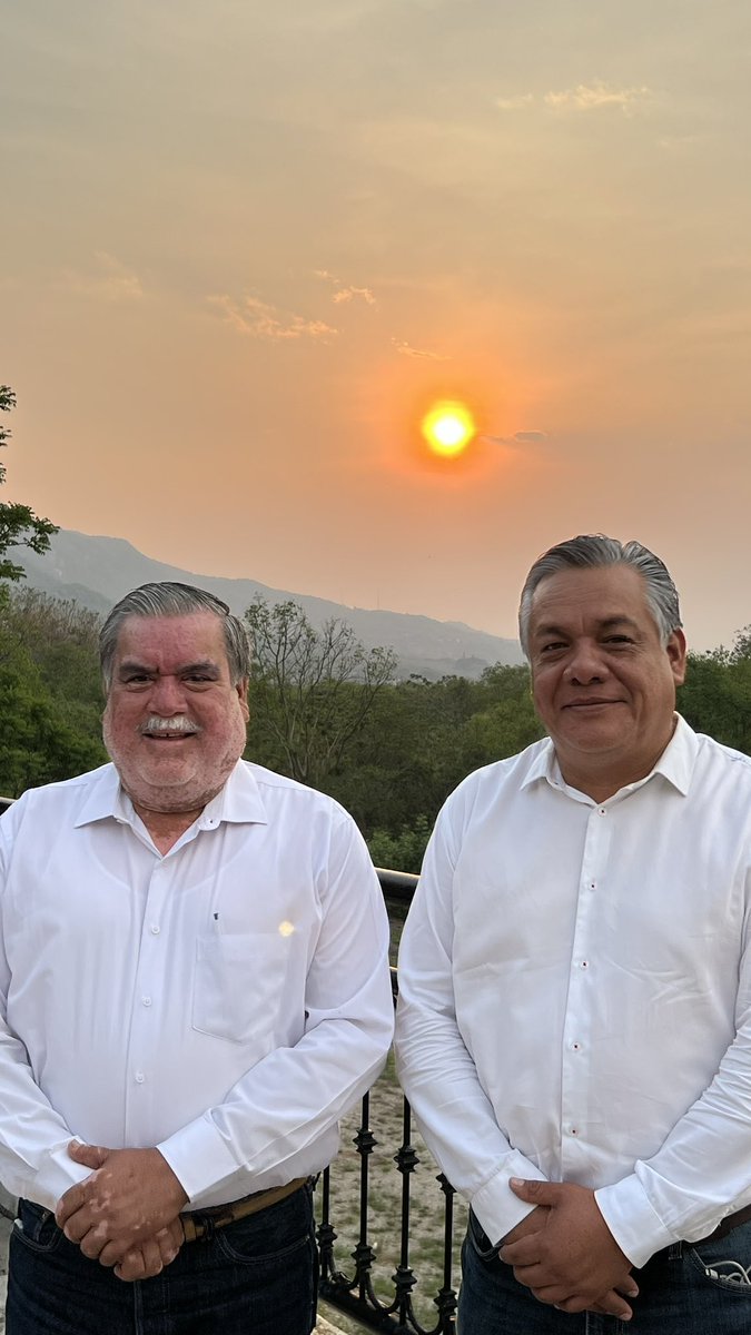 Sombrayarenar's tweet photo. Chiapas tiene un aliado para su proceso de industrialización con el Corredor Intermodal, sus empresarios de la construcción (CMIC), el gobierno federal-Estatal y su gente. Y serán las universidades las responsables de formar una l capital humano que se ocupa. https://t.co/25avtdmaLf
