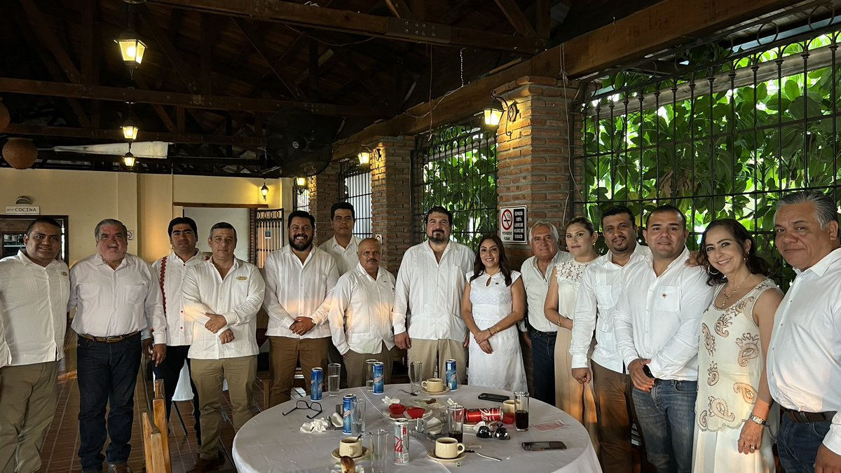 Sombrayarenar's tweet photo. Chiapas tiene un aliado para su proceso de industrialización con el Corredor Intermodal, sus empresarios de la construcción (CMIC), el gobierno federal-Estatal y su gente. Y serán las universidades las responsables de formar una l capital humano que se ocupa. https://t.co/25avtdmaLf