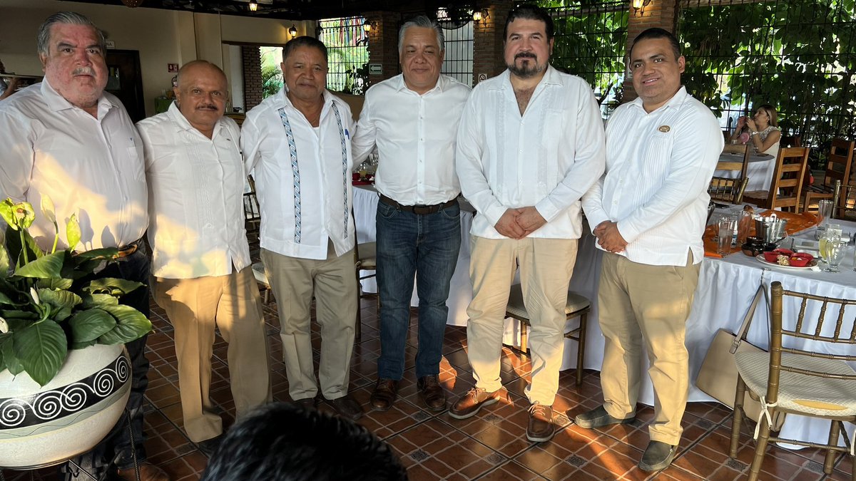 Sombrayarenar's tweet photo. Chiapas tiene un aliado para su proceso de industrialización con el Corredor Intermodal, sus empresarios de la construcción (CMIC), el gobierno federal-Estatal y su gente. Y serán las universidades las responsables de formar una l capital humano que se ocupa. https://t.co/25avtdmaLf