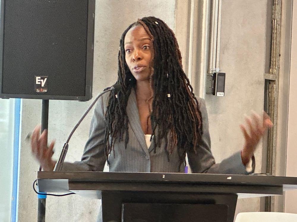 luisoc3515's tweet photo. Nice presentation of @ProfDNickerson at Balas
showing the importance of CSR and diversity in policies at corporations. https://t.co/JKF5tzvFnX