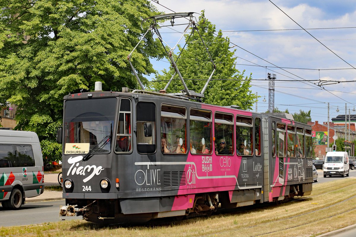 Das hier ist vermutlich (!) die letzte Tatra in Liepaja/Lettland. Dem Schild zufolge Verwendung als Stadtrundfahrt. Laut Wagennummer früher in Erfurt als 452 unterwegs.