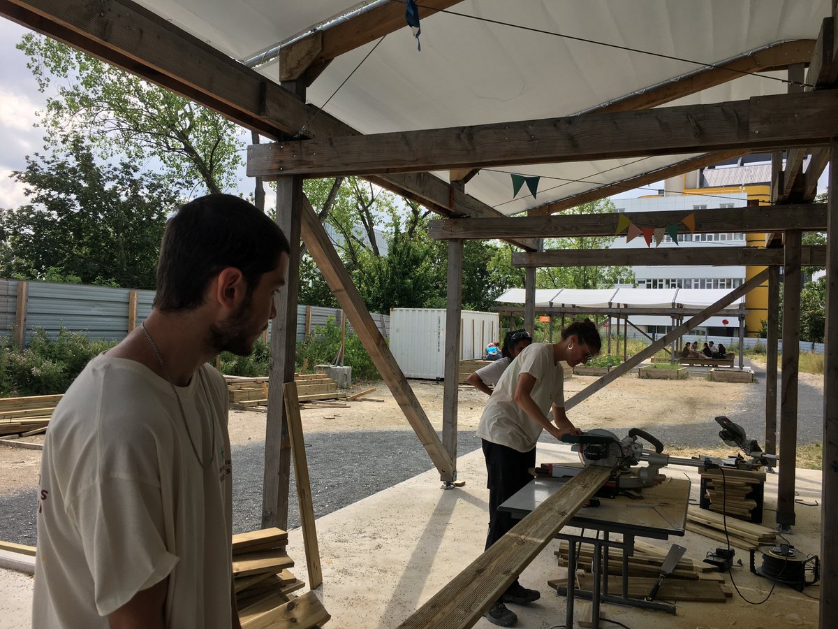 CompBatFr's tweet image. VOLONTARIAT
#ChantierSolidaire des #CompagnonsBâtisseurs à la friche Plaine Air ! Des #volontaires venus des 4 coins de France sont mobilisés sur ce chantier de construction d'une scène et de mobilier en bois, inscrit dans le cadre d'un projet d'#UrbanismeTransitoire.