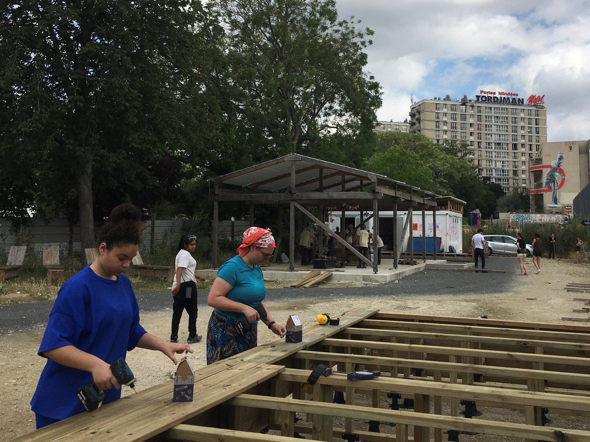 CompBatFr's tweet image. VOLONTARIAT
#ChantierSolidaire des #CompagnonsBâtisseurs à la friche Plaine Air ! Des #volontaires venus des 4 coins de France sont mobilisés sur ce chantier de construction d'une scène et de mobilier en bois, inscrit dans le cadre d'un projet d'#UrbanismeTransitoire.