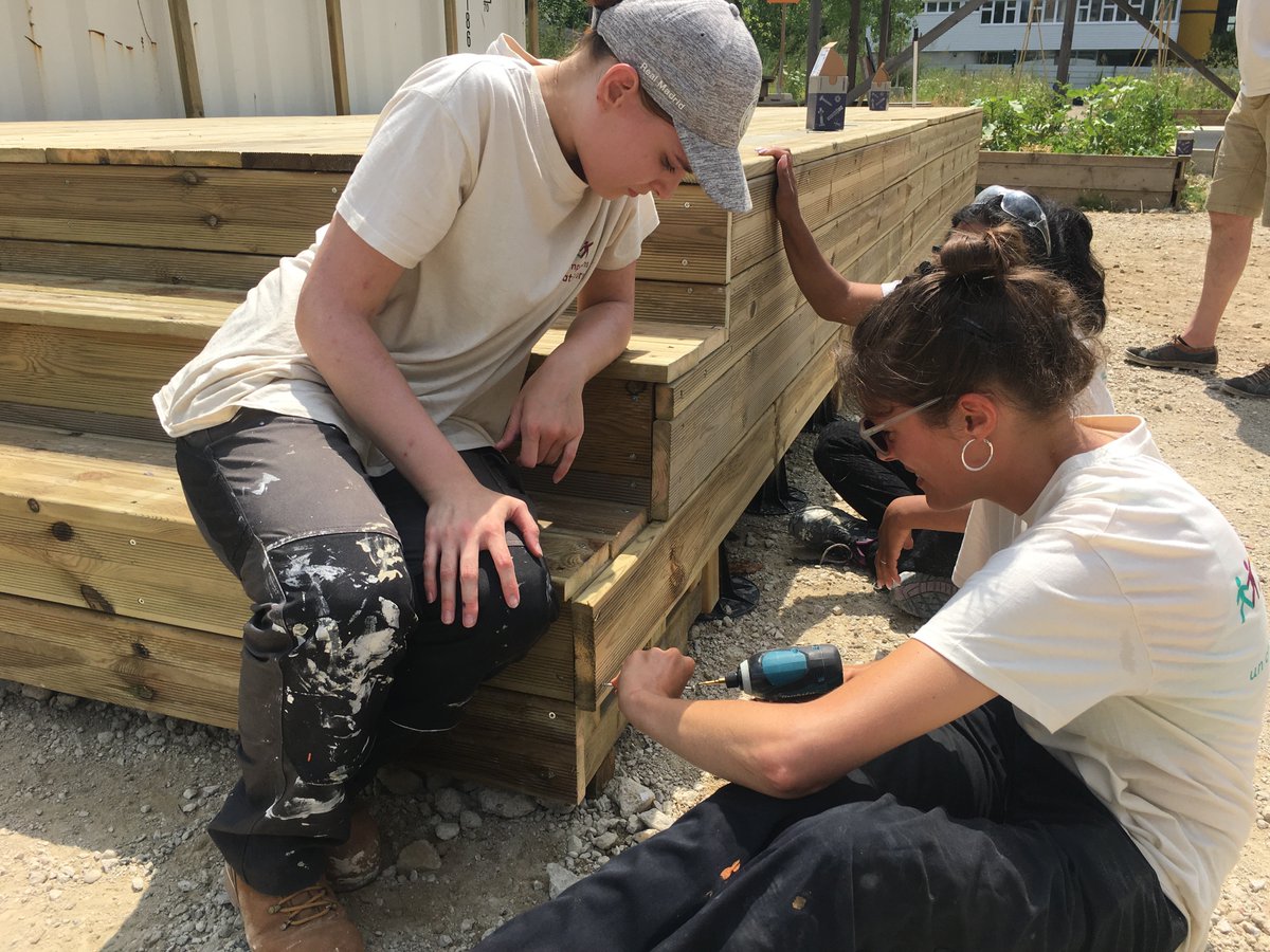 CompBatFr's tweet image. VOLONTARIAT
#ChantierSolidaire des #CompagnonsBâtisseurs à la friche Plaine Air ! Des #volontaires venus des 4 coins de France sont mobilisés sur ce chantier de construction d'une scène et de mobilier en bois, inscrit dans le cadre d'un projet d'#UrbanismeTransitoire.