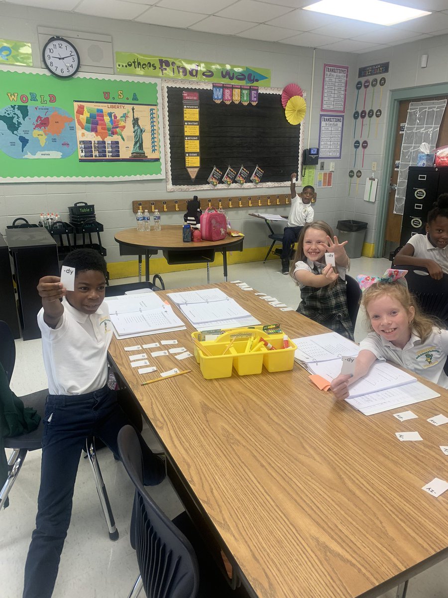denisemaye3rd's tweet photo. Who can be the first one to “pop” up their card with the correct “sound” they hear in each word?!

Mrs. Maye’s 3rd grade summer camp students are reminded that the ending syllable with consonant +y makes the 
long /e/ sound as in the word “candy,”
#CardPopGame
#funatliteracycamp https://t.co/7SGrzubd1r