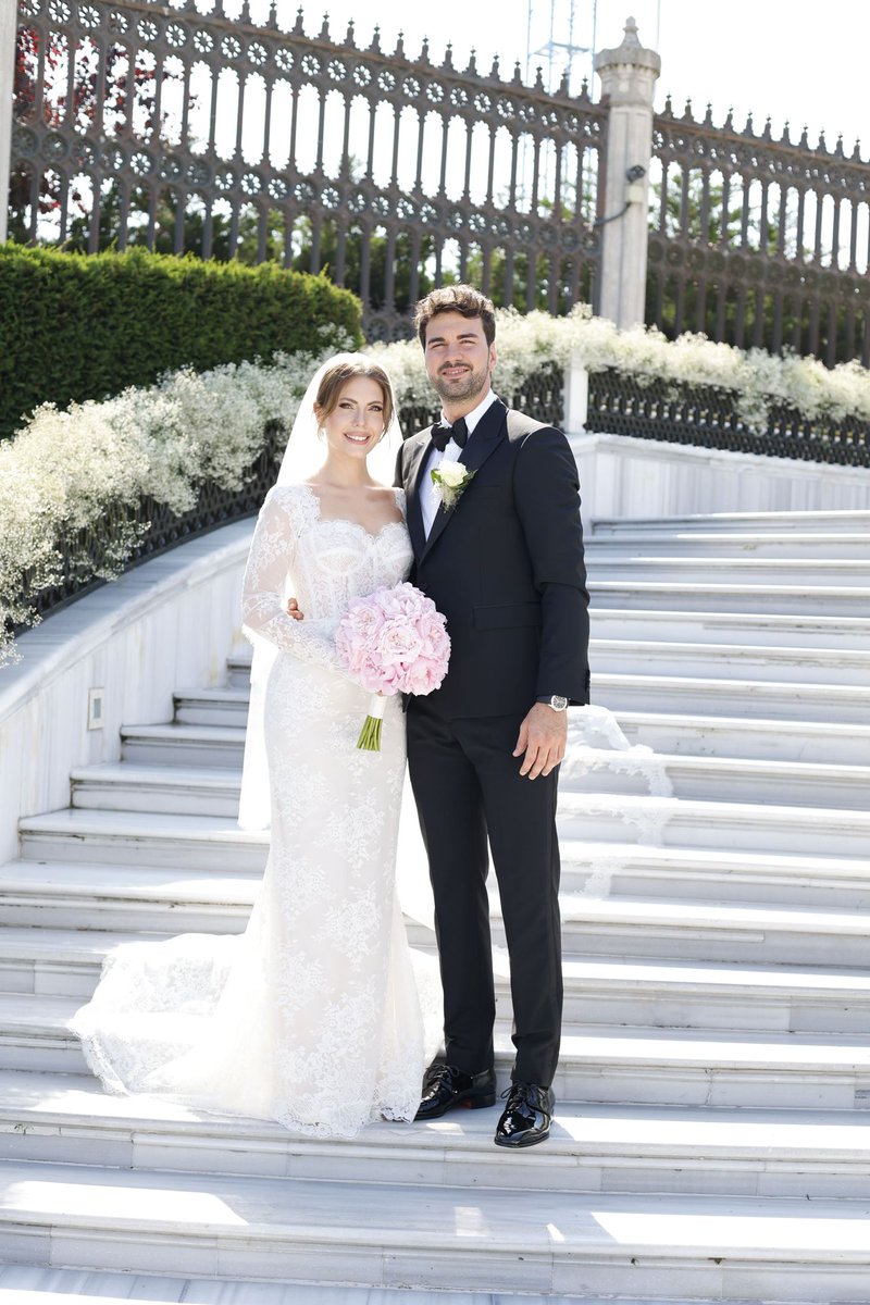 Eda Ece ve Buğrahan Tuncer, 4 yıllık birlikteliklerinin ardından bugün Four Seasons Bosphorus’ta evleniyor. Eda Ece’nin gelinliği Zuhair Murad, mücevherleri Tiffany&Co. imzalı. Düğün konsept tasarım ve organizasyonu, Aytül Ayke Weddings tarafından yapıldı. Çifte mutluluklar…