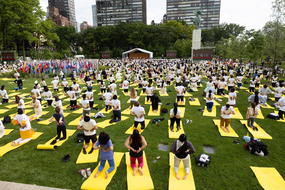 narendramodi's tweet photo. What a grand Yoga Day programme in New York! Grateful for the energy and commitment shown by all participants. This shows how Yoga unites us in the pursuit of health, peace, and harmony. https://t.co/W64tg3BNUs