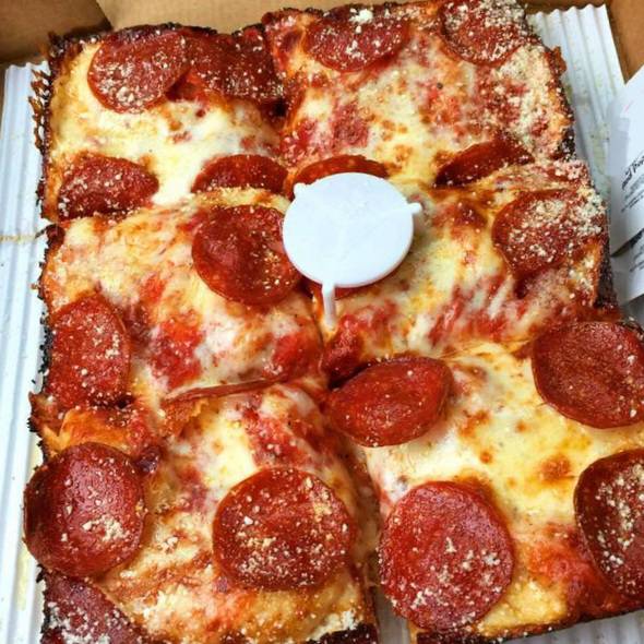 Square Sliced Pepperoni Pizza 🍕 
homecookingvsfastfood.com 
#fastfood #homecooking #food #recipes #foodpic #foodie #foodlover #cooking #homecookingvsfastfood