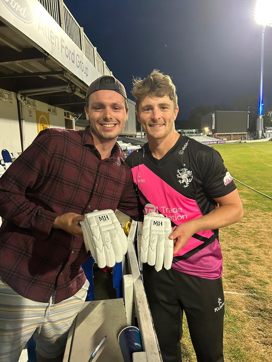 Huge thanks to @EssexCricket’s #RobinDas and @SomersetCCC’s @tomabell1 for donating a signed match shirt and pair of signed match batting gloves for @Clactoncricket to auction off at our 150th Year Celebration! 

Absolute Legends. Good luck for the rest of the year lads!