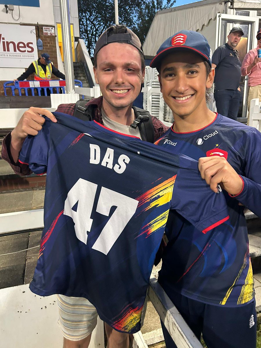 LukeSumner101's tweet photo. Huge thanks to @EssexCricket’s #RobinDas and @SomersetCCC’s @tomabell1 for donating a signed match shirt and pair of signed match batting gloves for @Clactoncricket to auction off at our 150th Year Celebration! 

Absolute Legends. Good luck for the rest of the year lads! https://t.co/JoqWIzTwhn