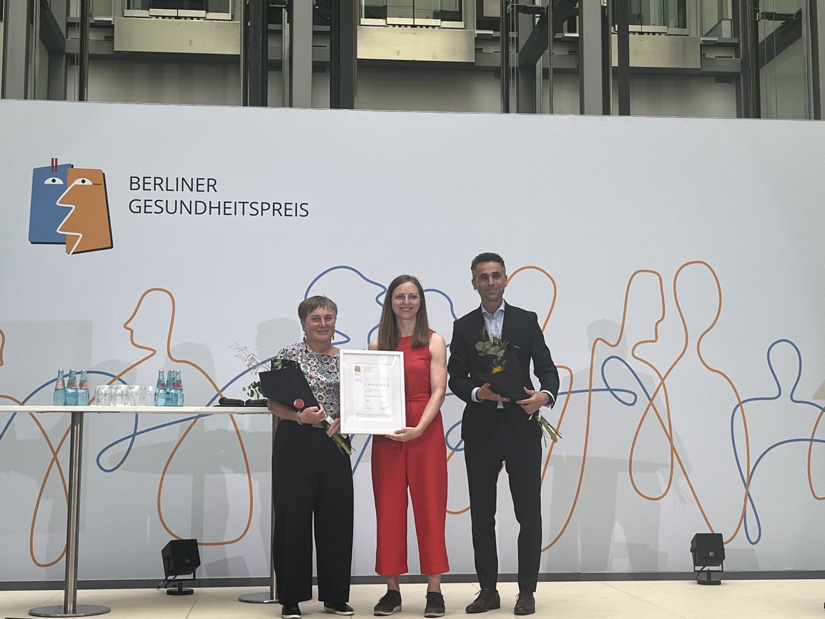 Ärzte der Welt (@aerztederwelt) on Twitter photo open.med München ist mit dem 1.Preis des Berliner Gesundheitspreises der <a href="/AOK_Politik/">AOK-Bundesverband</a> und der @aekberlin ausgezeichnet worden! Wir freuen uns über diese Wertschätzung für unser großartiges Team! open.med München ist mit dem 1.Preis des Berliner Gesundheitspreises der <a href="/AOK_Politik/">AOK-Bundesverband</a> und der @aekberlin ausgezeichnet worden! Wir freuen uns über diese Wertschätzung für unser großartiges Team!